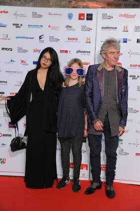 Der Regisseur Christopher Doyle (l) und Rain Kathy Li (r) posiert am 14.10.2016 in Köln auf dem roten Teppich beim International Film Award NRW im Rahmen des Film Festival Cologne. (vormals: Cologne Conference) ein internationales Film- und Fernsehfestival in Köln.