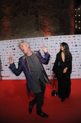 Der Regisseur Christopher Doyle und Rain Kathy Li (r) posiert am 14.10.2016 in Köln auf dem roten Teppich beim International Film Award NRW im Rahmen des Film Festival Cologne. (vormals: Cologne Conference) ein internationales Film- und Fernsehfestival in Köln.