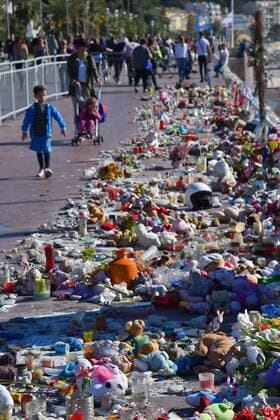 Themen der Woche Gedenken an die Opfer des Anschlags von Nizza - Attentat de Nice : journee d hommage national 3 mois apres l attentat qui avait coute la vie a 86 personnes, bougies et petits mots sur la Promenade des Anglais NEWS : Hommages aux victimes de l attentat du 14 Juillet - Nice - 15 10 2016 LionelUrman 