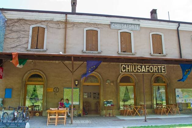 Rennradfahrer auf dem Alpe Adria-Weg zwischen Villach und Venzone im alten Bahnhof von Chiusaforte. Dort ist nun ein Cafe Restaurant untergebracht Chiusaforte Nord-Italien Italien Alpe-Adria-Weg