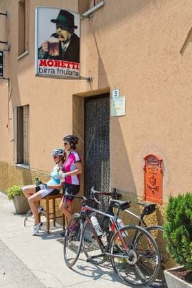 Rennradfahrer bei einer Pause an einer Bar auf dem Alpe Adria-Weg Nord-Italien Italien Alpe-Adria-Weg