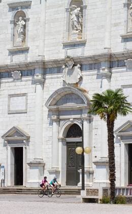 Rennradfahrer vor der Fassade des Dogendom von Palmanova auf dem Alpe Adria-Weg Palmanova Nord-Italien Italien Alpe-Adria-Weg