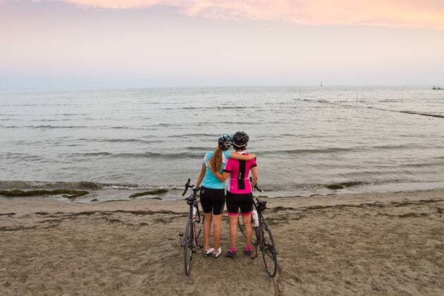 Rennradfahrer am Strand von Grado auf dem Alpe Adria-Weg Grado Nord-Italien Italien Alpe-Adria-Weg