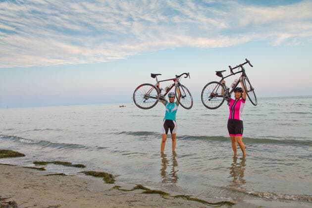 Rennradfahrer am Strand von Grado auf dem Alpe Adria-Weg Grado Nord-Italien Italien Alpe-Adria-Weg