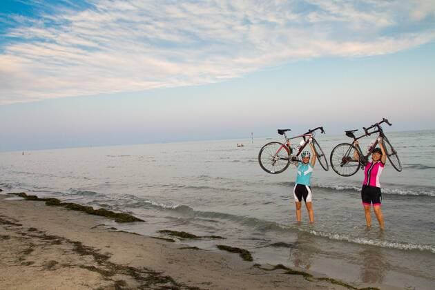 Rennradfahrer am Strand von Grado auf dem Alpe Adria-Weg Grado Nord-Italien Italien Alpe-Adria-Weg