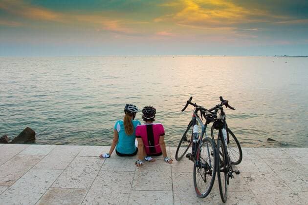 Rennradfahrer am Strand von Grado auf dem Alpe Adria-Weg Grado Nord-Italien Italien Alpe-Adria-Weg
