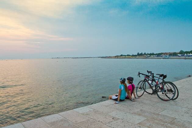Rennradfahrer am Strand von Grado auf dem Alpe Adria-Weg Grado Nord-Italien Italien Alpe-Adria-Weg