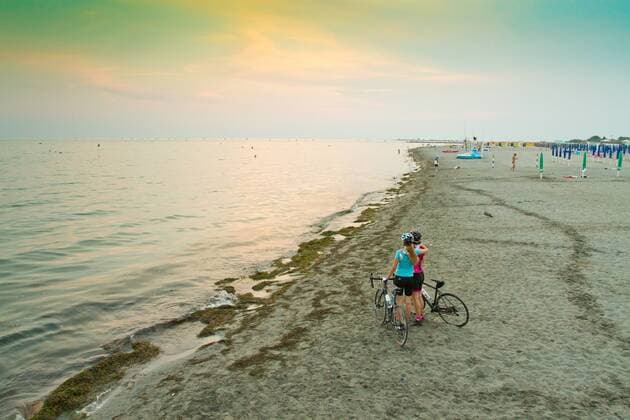 Rennradfahrer am Strand von Grado auf dem Alpe Adria-Weg Grado Nord-Italien Italien Alpe-Adria-Weg