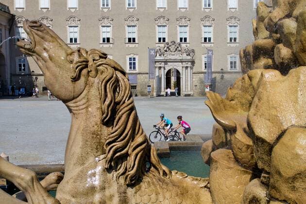 Rennradfahrer am Mozartplatz in der Altstadt von Salzburg Salzburg Salzburger Land Österreich Salzburg