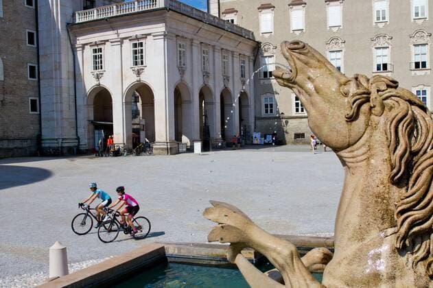 Rennradfahrer am Mozartplatz in der Altstadt von Salzburg Salzburg Salzburger Land Österreich Salzburg
