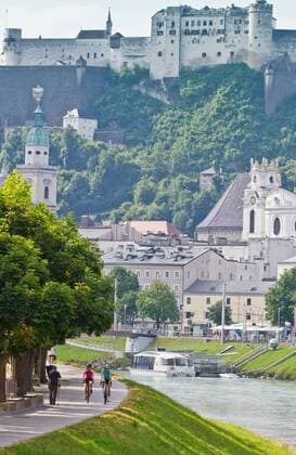 Rennradfahrer am Ufer der Salzach bei Salzburg auf dem Alpe-Adria-Weg Salzburg Salzburger Land Österreich Salzburg