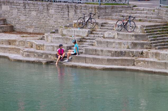 Rennradfahrer am Ufer der Drau bei Villach auf dem Alpe-Adria-Weg Villach Kärnten Österreich