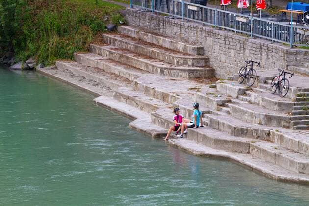Rennradfahrer am Ufer der Drau bei Villach auf dem Alpe-Adria-Weg Villach Kärnten Österreich