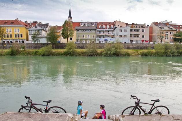 Rennradfahrer am Ufer der Drau bei Villach auf dem Alpe-Adria-Weg Villach Kärnten Österreich