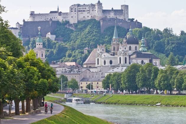 Rennradfahrer am Ufer der Salzach bei Salzburg auf dem Alpe-Adria-Weg Salzburg Salzburger Land Österreich Salzburg
