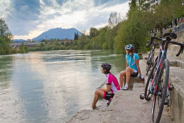 Rennradfahrer am Ufer der Drau bei Villach auf dem Alpe-Adria-Weg Villach Kärnten Österreich