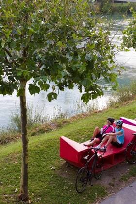 Rennradfahrer am Ufer der Drau bei Villach auf dem Alpe-Adria-Weg Villach Kärnten Österreich