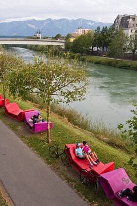 Rennradfahrer am Ufer der Drau bei Villach auf dem Alpe-Adria-Weg Villach Kärnten Österreich