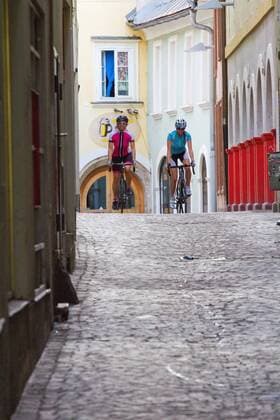 Rennradfahrer den Altstadt-Gassen von Villach Villach Kärnten Österreich Villach