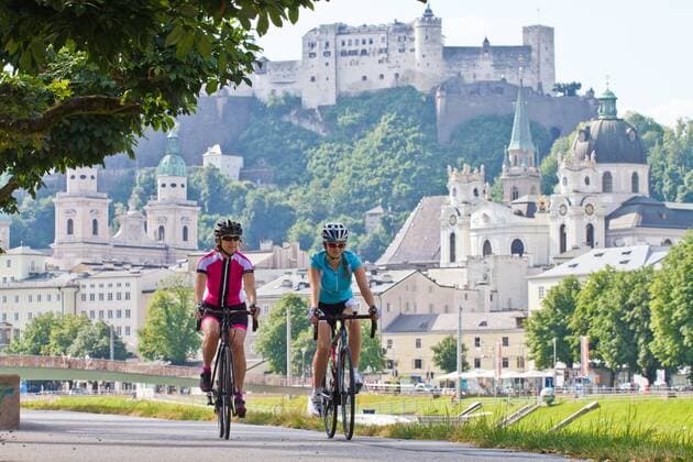 Rennradfahrer am Ufer der Salzach bei Salzburg auf dem Alpe-Adria-Weg Salzburg Salzburger Land Österreich Salzburg