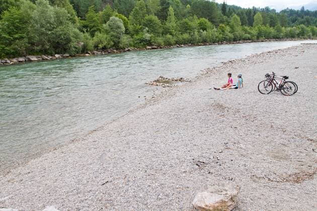 Auf dem Alpe Adria-Weg am Ufer der Drau zwischen Villach und Venzone Villach Kärnten Österreich Alpe-Adria-Weg