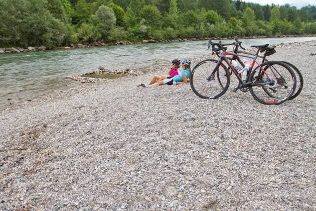 Auf dem Alpe Adria-Weg am Ufer der Drau zwischen Villach und Venzone Villach Kärnten Österreich Alpe-Adria-Weg