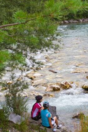 Auf dem Alpe Adria-Weg am Ufer der Drau zwischen Villach und Venzone Villach Kärnten Österreich Alpe-Adria-Weg