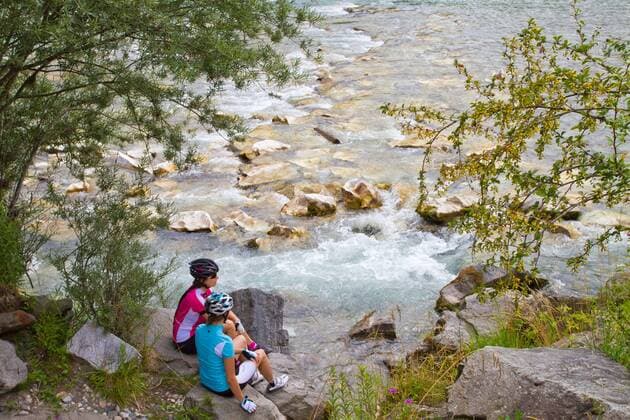 Auf dem Alpe Adria-Weg am Ufer der Drau zwischen Villach und Venzone Kärnten Österreich Alpe-Adria-Weg