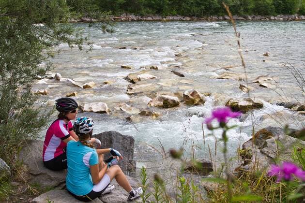 Auf dem Alpe Adria-Weg am Ufer der Drau zwischen Villach und Venzone Villach Kärnten Österreich Alpe-Adria-Weg