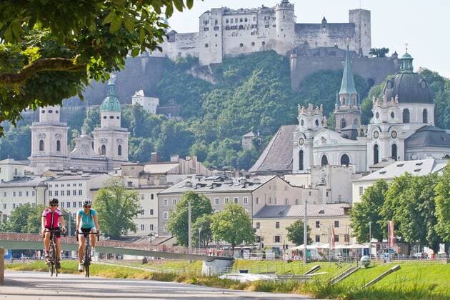 Rennradfahrer am Ufer der Salzach bei Salzburg auf dem Alpe-Adria-Weg Salzburg Salzburger Land Österreich Salzburg
