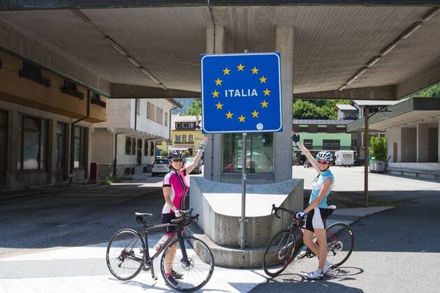 Rennradfahrer an der deutsch-italienischen Grenze zwischen Villach und Venzone Kärnten Österreich Alpe-Adria-Weg