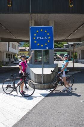 Rennradfahrer an der deutsch-italienischen Grenze zwischen Villach und Venzone Kärnten Österreich Alpe-Adria-Weg