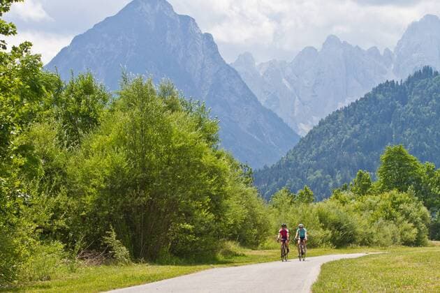Rennradfahrer auf dem Alpe Adria-Weg zwischen Villach und Venzone Nord-Italien Italien Alpe-Adria-Weg