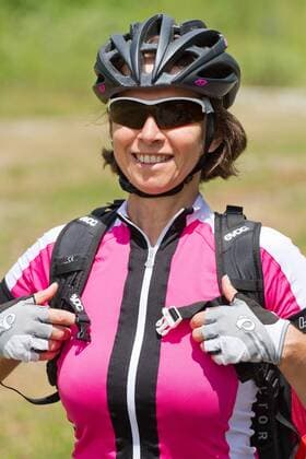 Rennradfahrerin auf dem Alpe Adria-Weg zwischen Villach und Venzone Nord-Italien Italien Alpe-Adria-Weg
