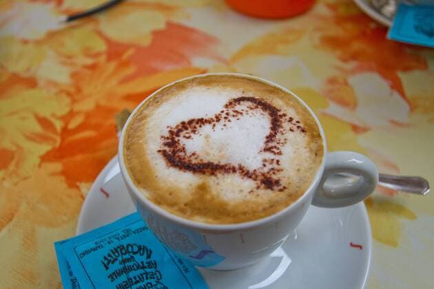 Cappuccino mit Kakao-Herz Nord-Italien Italien Alpe-Adria-Weg