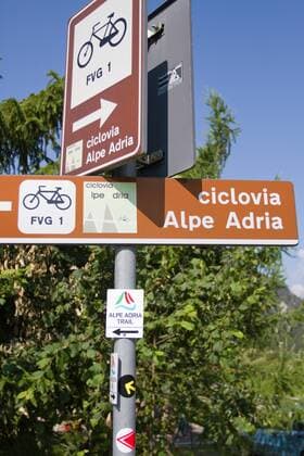 Hinweisschilder auf dem Alpe Adria-Weg zwischen Villach und Venzone Nord-Italien Italien Alpe-Adria-Weg