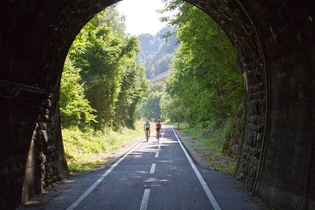 Rennradfahrer vor einem Tunnel auf dem Alpe Adria-Weg zwischen Villach und Venzone Nord-Italien Italien Alpe-Adria-Weg