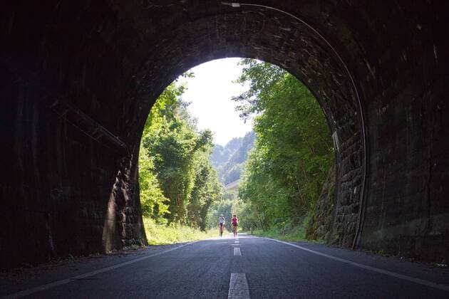 Rennradfahrer vor einem Tunnel auf dem Alpe Adria-Weg zwischen Villach und Venzone Nord-Italien Italien Alpe-Adria-Weg