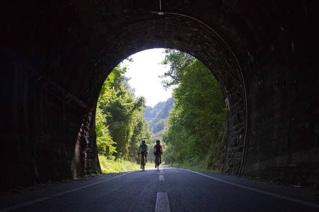 Rennradfahrer vor einem Tunnel auf dem Alpe Adria-Weg zwischen Villach und Venzone Nord-Italien Italien Alpe-Adria-Weg