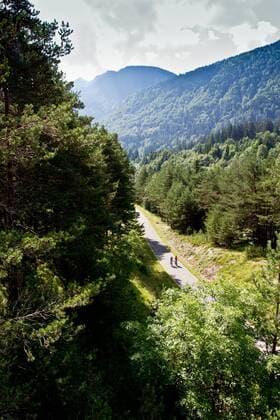 Rennradfahrer auf einer Brücke auf dem Alpe Adria-Weg zwischen Villach und Venzone Nord-Italien Italien Alpe-Adria-Weg