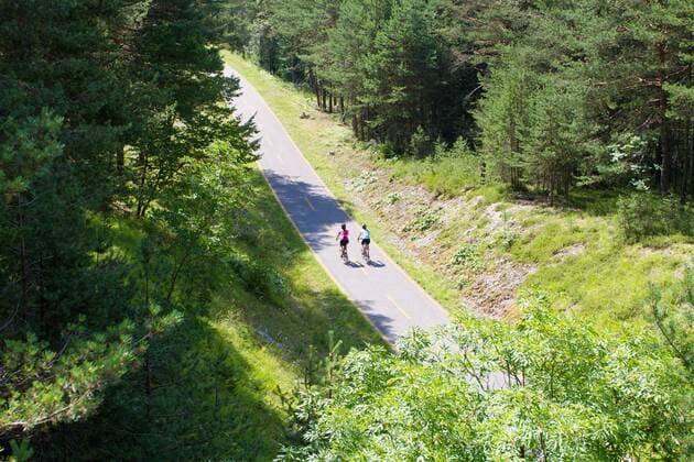 Rennradfahrer auf einer Brücke auf dem Alpe Adria-Weg zwischen Villach und Venzone Nord-Italien Italien Alpe-Adria-Weg