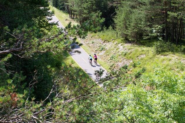 Rennradfahrer auf einer Brücke auf dem Alpe Adria-Weg zwischen Villach und Venzone Nord-Italien Italien Alpe-Adria-Weg