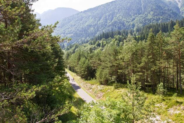Rennradfahrer auf einer Brücke auf dem Alpe Adria-Weg zwischen Villach und Venzone Nord-Italien Italien Alpe-Adria-Weg
