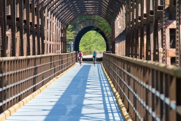 Rennradfahrer auf einer alten Eisenbahnbrücke auf dem Alpe Adria-Weg zwischen Villach und Venzone Nord-Italien Italien Alpe-Adria-Weg