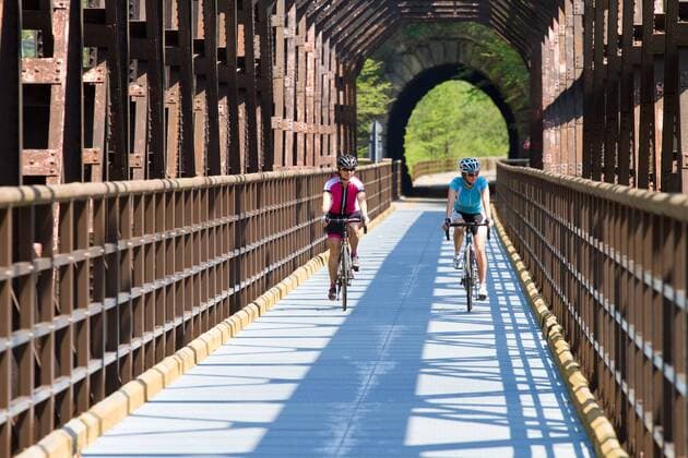 Rennradfahrer auf einer alten Eisenbahnbrücke auf dem Alpe Adria-Weg zwischen Villach und Venzone Nord-Italien Italien Alpe-Adria-Weg