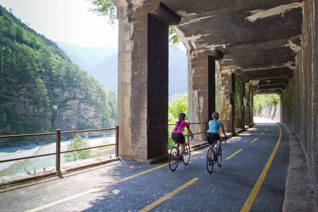 Rennradfahrer auf dem Alpe Adria-Weg zwischen Villach und Venzone Nord-Italien Italien Alpe-Adria-Weg