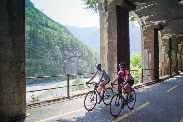 Rennradfahrer auf dem Alpe Adria-Weg zwischen Villach und Venzone Nord-Italien Italien Alpe-Adria-Weg