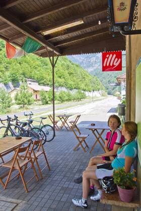 Rennradfahrer auf dem Alpe Adria-Weg zwischen Villach und Venzone im alten Bahnhof von Chiusaforte. Dort ist nun ein Cafe Restaurant untergebracht Chiusaforte Nord-Italien Italien Alpe-Adria-Weg
