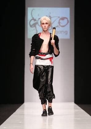 MOSCOW, RUSSIA - OCTOBER 16, 2016: A model showcases creations during a runway show for the Spring Summer 2017 collections by the designers of the CONTRFASHION project at the Mercedes-Benz Fashion Week Russia in the Manege Central Exhibition Hall. Vyacheslav Prokofyev TASS  TS034AA9