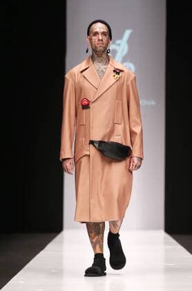 MOSCOW, RUSSIA - OCTOBER 16, 2016: A model showcases creations during a runway show for the Spring Summer 2017 collections by the designers of the CONTRFASHION project at the Mercedes-Benz Fashion Week Russia in the Manege Central Exhibition Hall. Vyacheslav Prokofyev TASS  TS034AB7